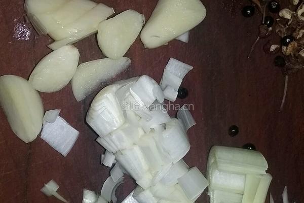 卷心菜腌肉炒饼丝的做法图解1