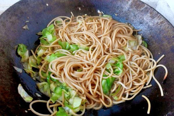 卷心菜炒面的做法图解3