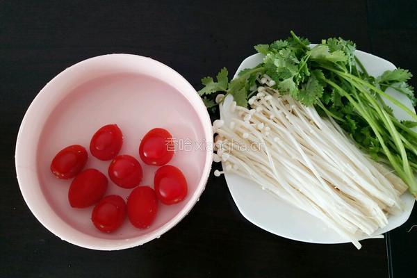 圣女果金针菇鸡蛋汤的做法图解1