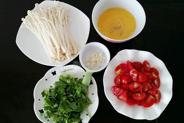 圣女果金针菇鸡蛋汤的做法图解2