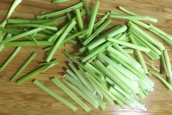 芹菜炒绿豆芽的做法图解2