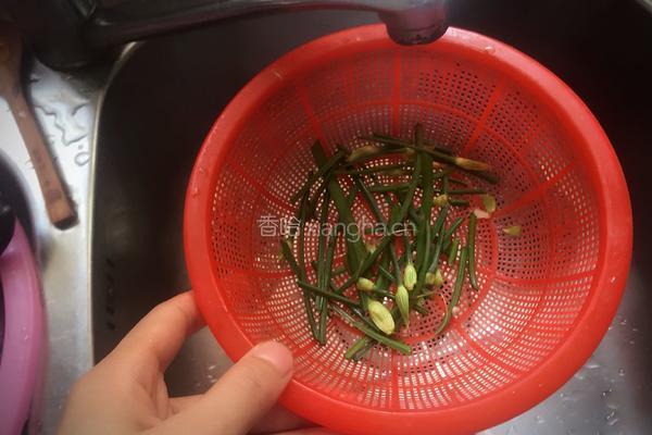 青蒜回锅肉的做法图解1