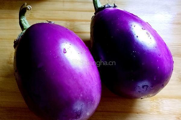 蒜蓉烤茄子的做法图解1