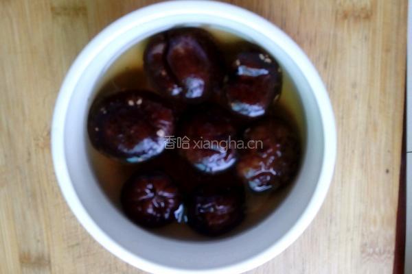 香菇炒白菜的做法图解1