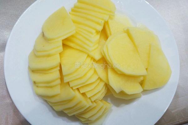 彩椒炒土豆片的做法图解1