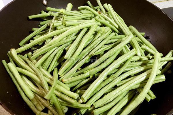 糖醋带豆的做法图解1