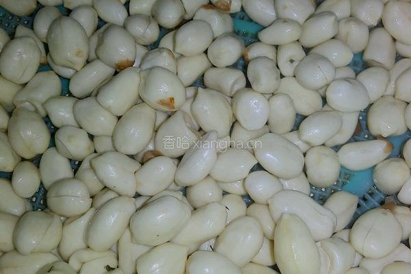 自制剥皮（脱衣）椒盐花生米（简易法）的做法图解2