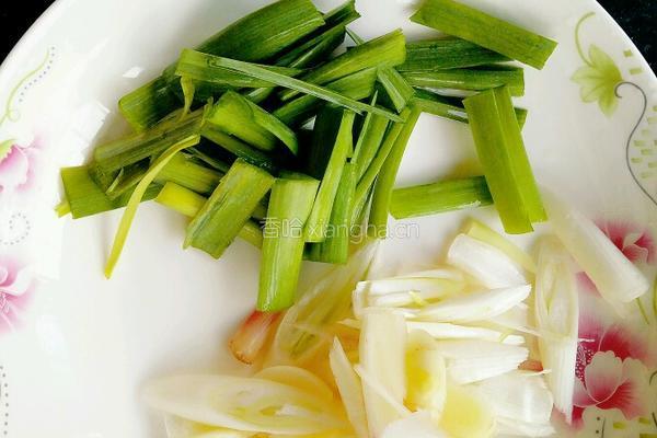 蒜苗回锅肉的做法图解2