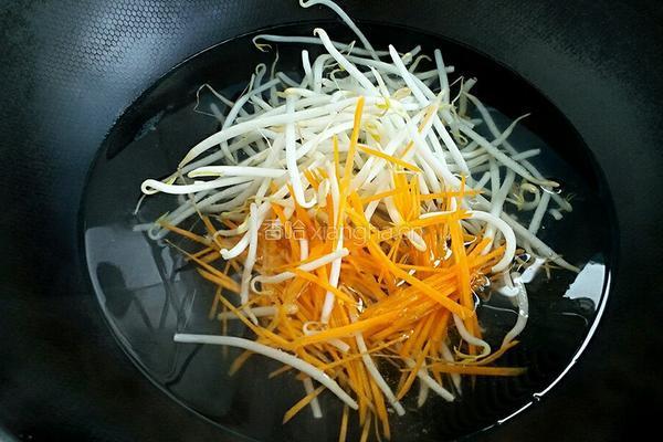 芝香绿豆芽拌面的做法图解2