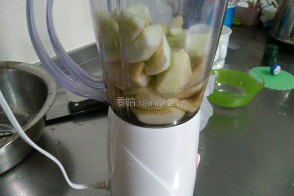 青苹果蜂蜜汁的做法图解2