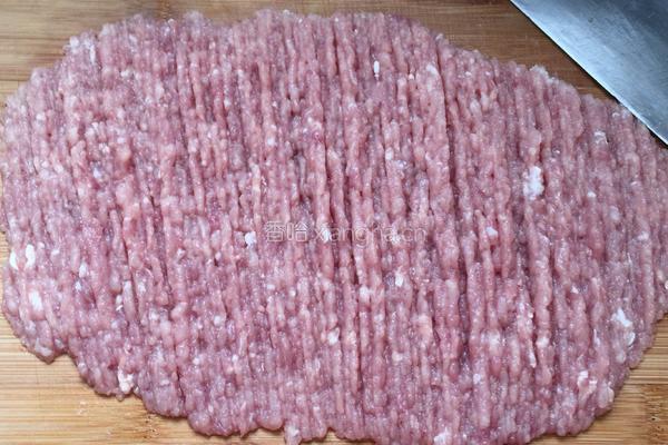 烫面猪肉娃娃菜鲜虾蒸饺的做法图解1