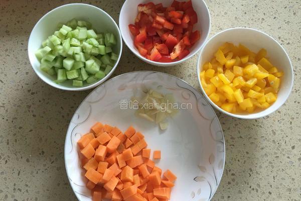 彩椒炒饭的做法图解1