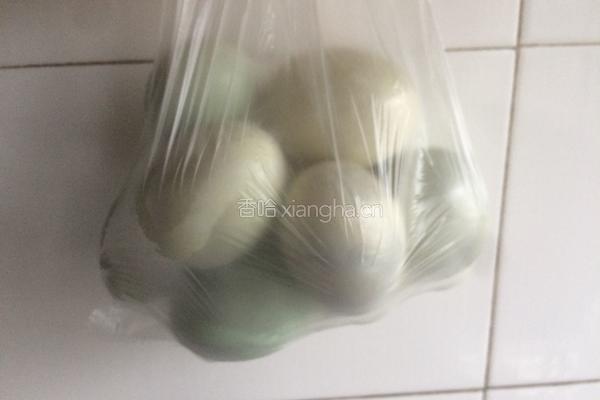 水煮鸭蛋的做法图解1