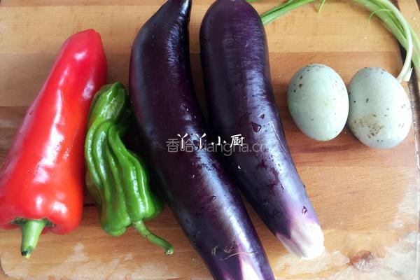 烧椒皮蛋茄条的做法图解1