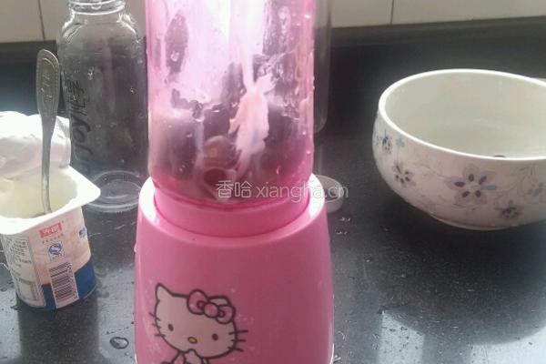 自制葡萄奶昔的做法图解2