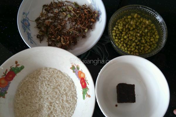金银花绿豆红糖粥的做法图解1