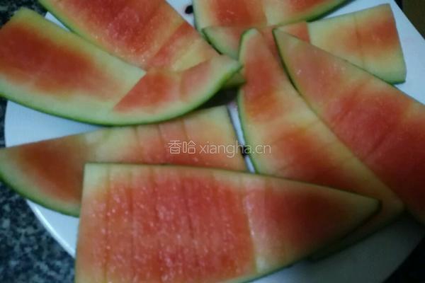凉拌西瓜皮的做法图解1