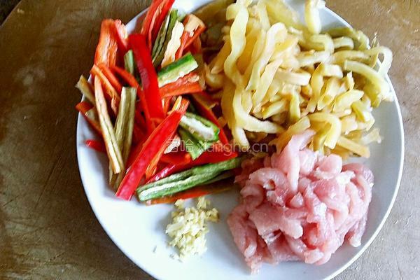 杭椒榨菜炒肉丝的做法图解2