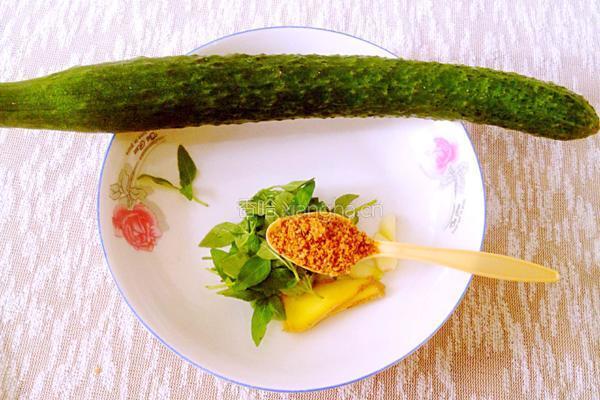 荆芥拌黄瓜的做法图解1
