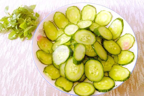 荆芥拌黄瓜的做法图解2
