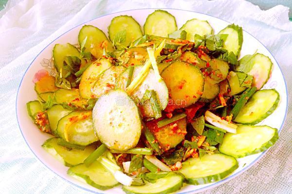 荆芥拌黄瓜的做法图解3