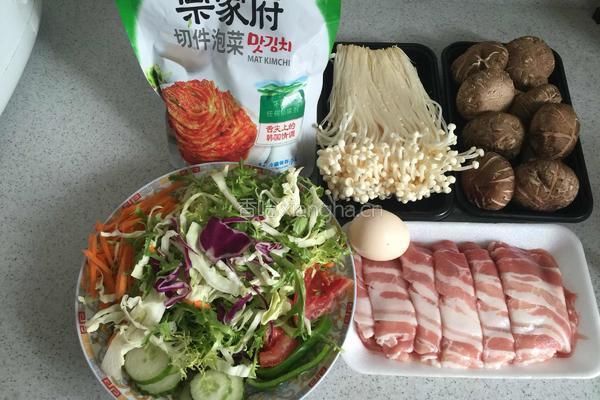 泡菜五花肉滑蛋石锅拌饭的做法图解1