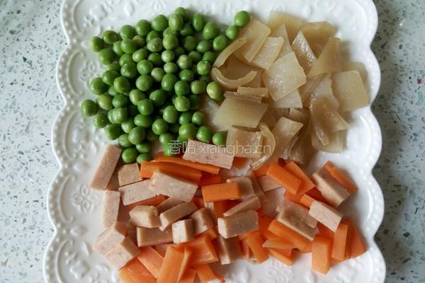 肉皮豌豆小炒的做法图解1