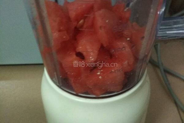 鲜榨西瓜汁的做法图解2