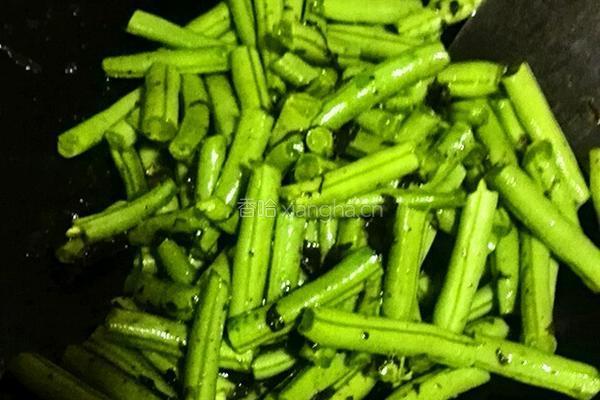 橄榄菜炒四季豆的做法图解4