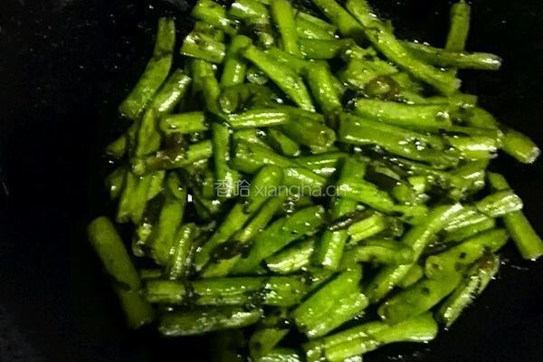 橄榄菜炒四季豆的做法图解6