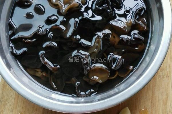 凉拌洋葱木耳的做法图解1