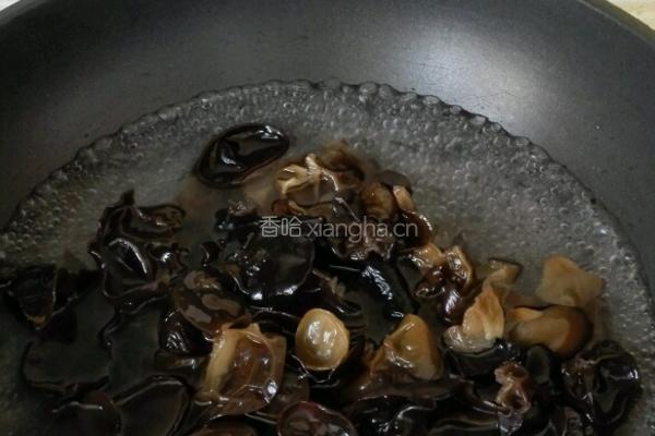 凉拌洋葱木耳的做法图解2