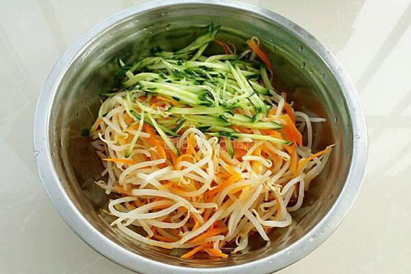 凉拌绿豆芽的做法图解4