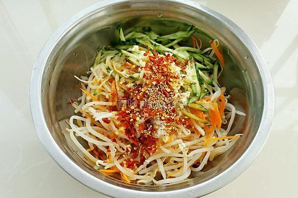 凉拌绿豆芽的做法图解7