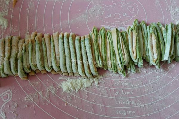肉酱彩色手擀面的做法图解5