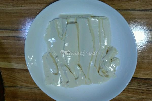 皮蛋豆腐的做法图解2