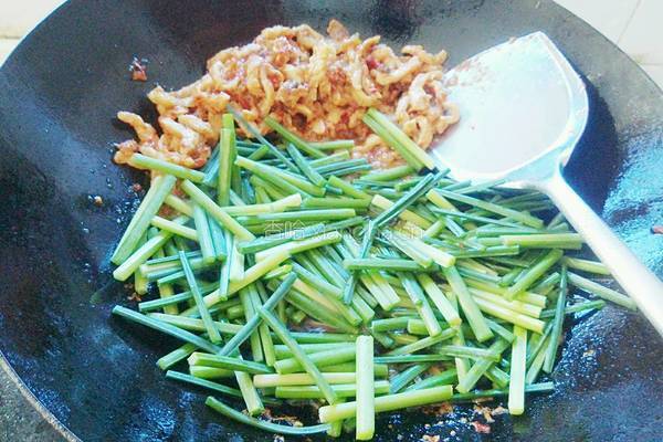韭菜苔炒肉丝的做法图解5