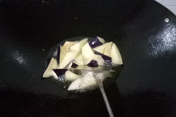 茄子炒黄瓜的做法图解3