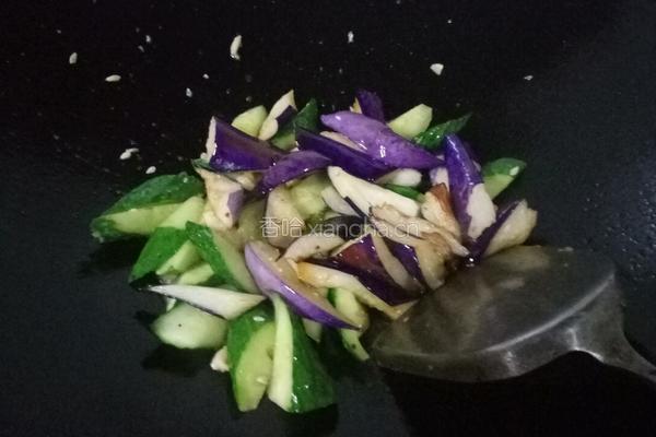 茄子炒黄瓜的做法图解7