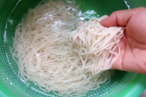 圣女果肉酱拌面的做法图解2