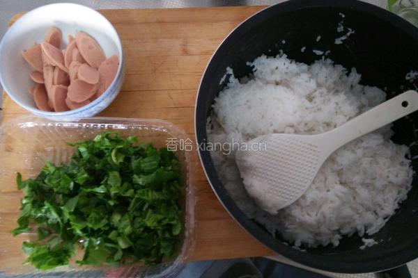 火腿肠炒大米饭的做法图解1