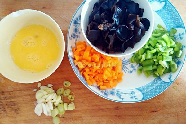 木耳蛋炒饭的做法图解1