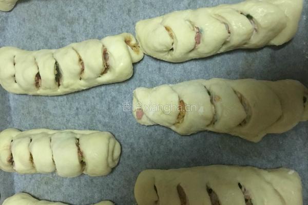 䓤花香肠肉松包的做法图解7