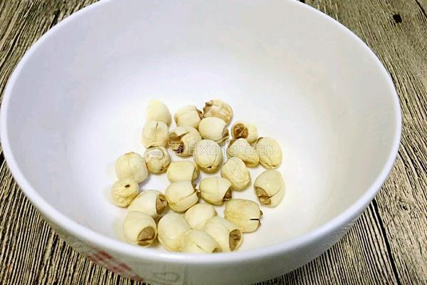 冰糖银耳莲子汤的做法图解1