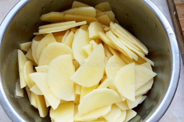 土豆炒鸡肉的做法图解1