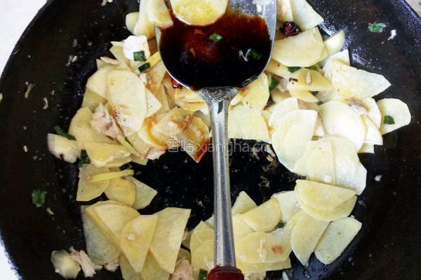 土豆炒鸡肉的做法图解7