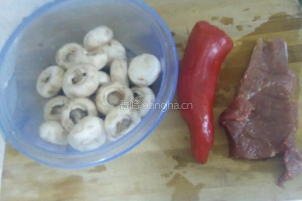 肉片炒口蘑的做法图解1