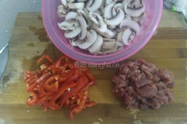 肉片炒口蘑的做法图解2