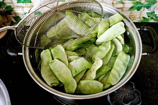 麻酱蒜香扁豆的做法图解2