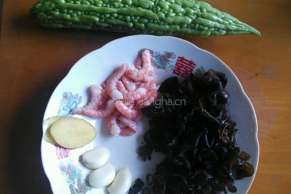 苦瓜黑木虾仁的做法图解1